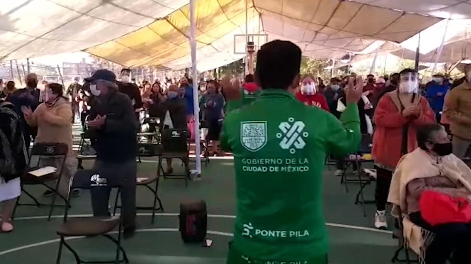 Así bailan los adultos mayores en México mientras esperan recibir la vacuna | Video