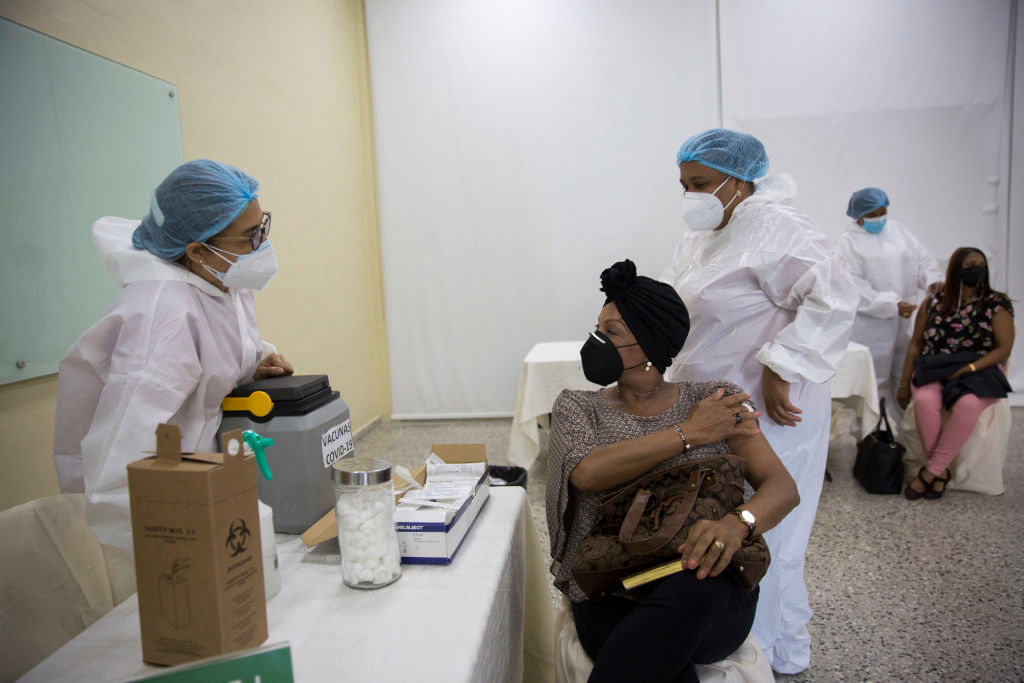 Comienza la vacunación de maestros en República Dominicana